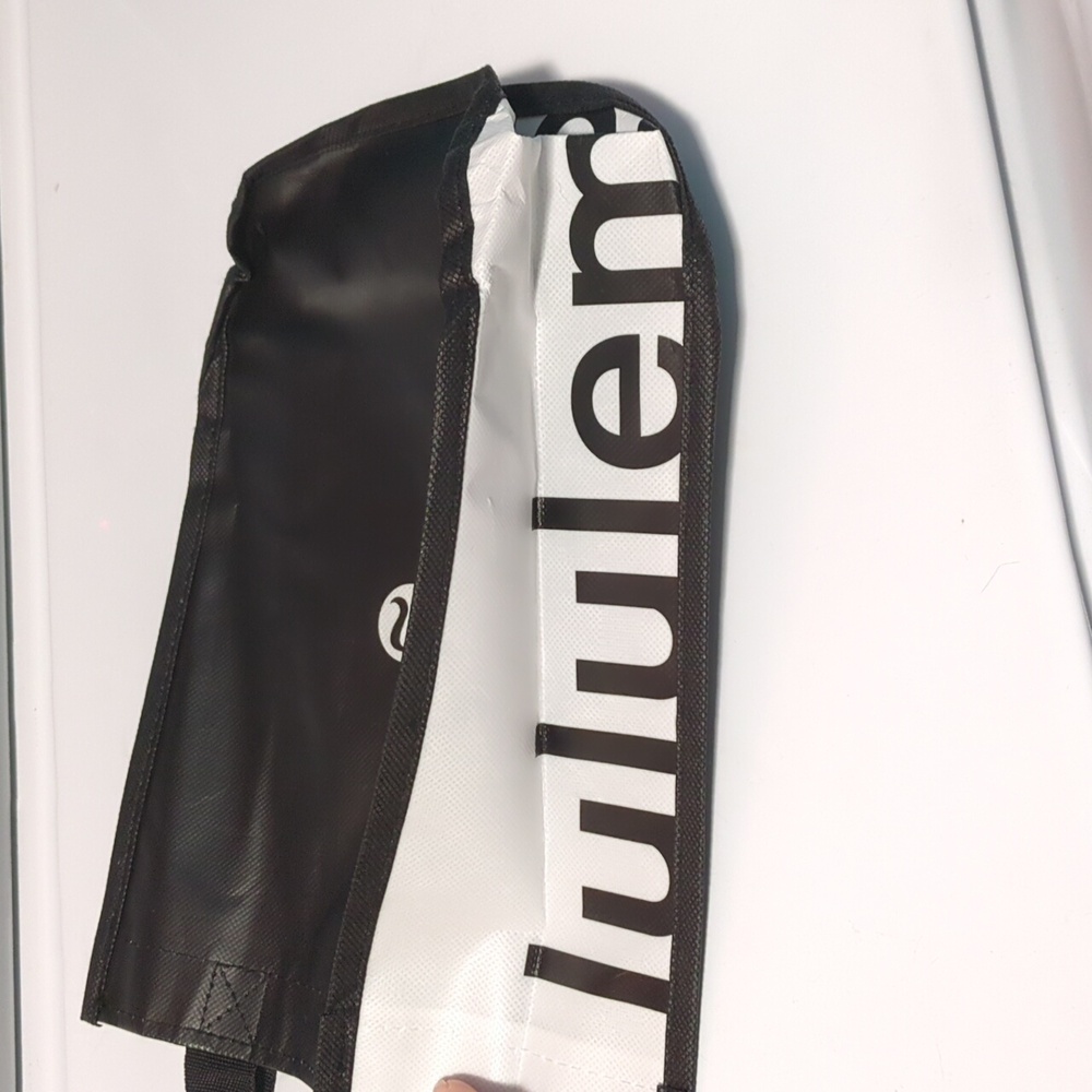FREE WITH PURCHASE Lululemon shopping bag - Picture 4 of 8